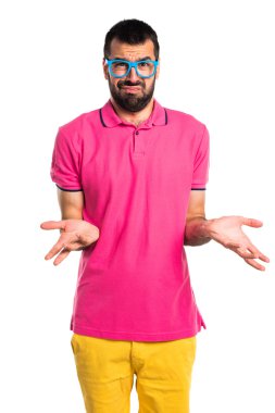 Renkli giysileri ile yorgun adam