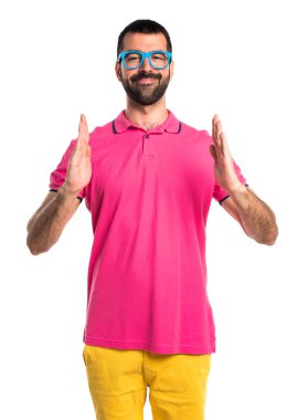 Adam bir şey tutan renkli giysileri ile