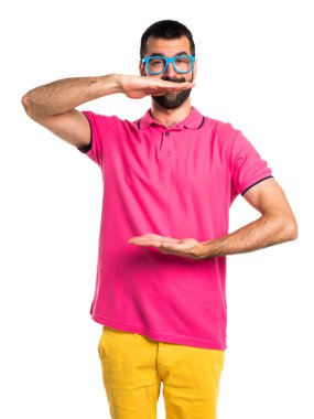 Adam bir şey tutan renkli giysileri ile