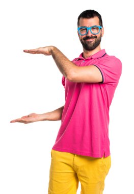 Adam bir şey tutan renkli giysileri ile