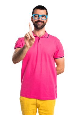 Adam renkli giysileri bir sayma ile