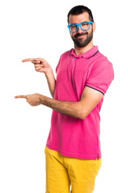 Renkli elbise için lateral işaret eden adamla