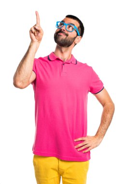 Adam yukarı dönük renkli giysileri ile