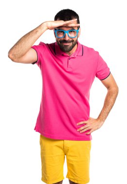 Adam bir şey gösterilen renkli giysileri ile