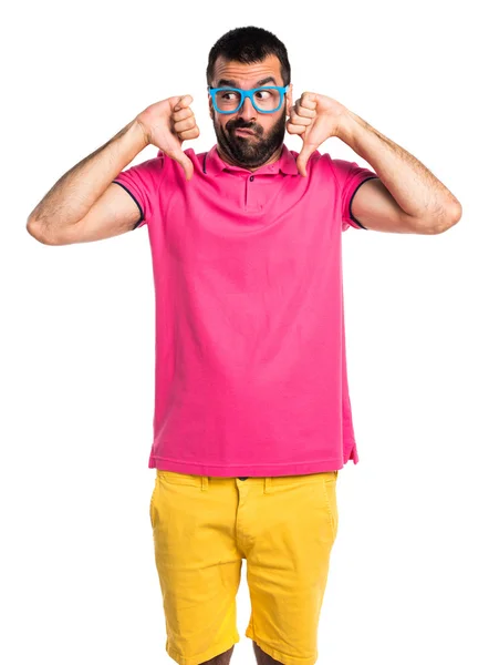 Adam kötü sinyal yapıyor renkli giysileri ile — Stok fotoğraf