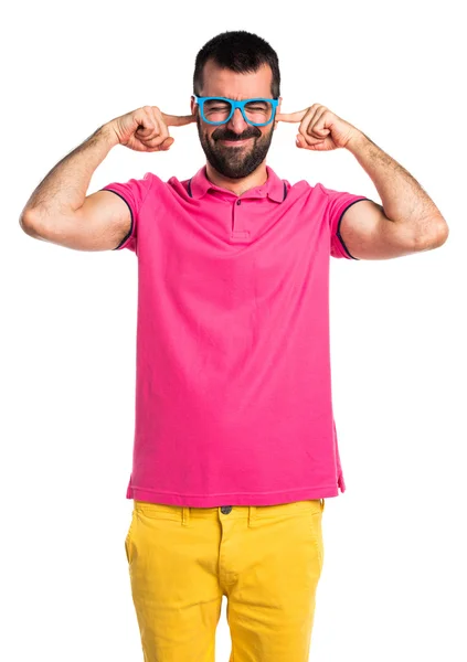 Άνθρωπος με πολύχρωμα ρούχα που καλύπτουν τα αυτιά του — Φωτογραφία Αρχείου
