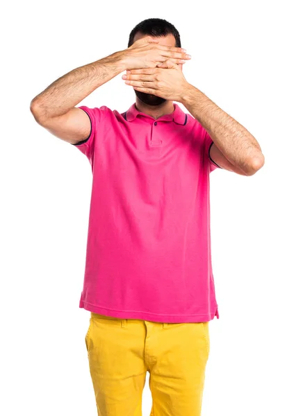 Człowiek z kolorowe ubrania ukrywszy twarz — Zdjęcie stockowe