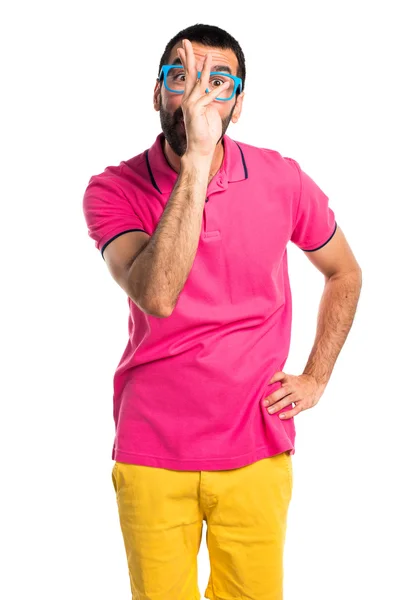 Homem com roupas coloridas fazendo uma piada — Fotografia de Stock