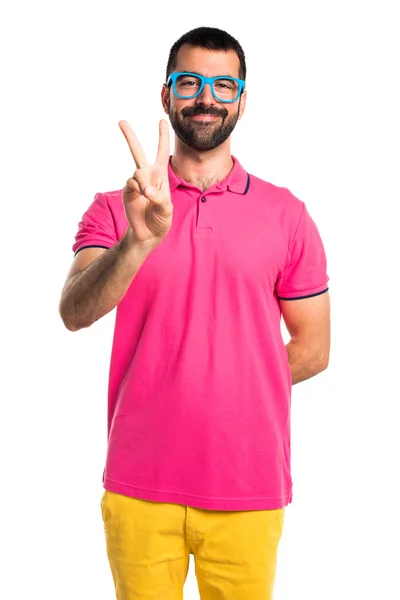 Άνθρωπος με πολύχρωμα ρούχα δύο μετρώντας — Φωτογραφία Αρχείου