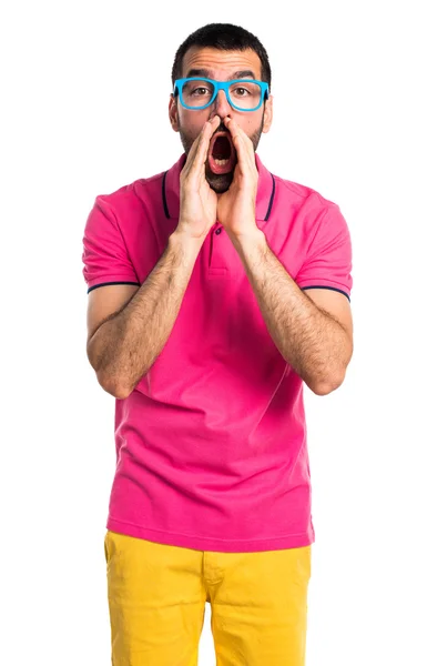 Człowiek z kolorowe ubrania, krzycząc: — Zdjęcie stockowe