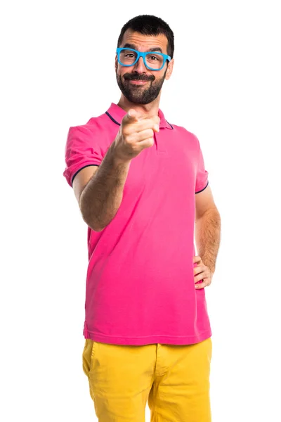 Pria dengan pakaian berwarna-warni menunjuk ke depan — Stok Foto
