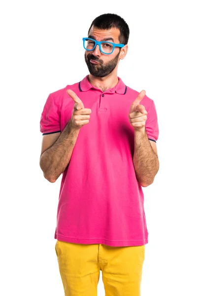 Muž s barevné oblečení směřující dopředu — Stock fotografie