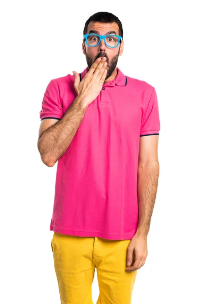 Hombre con ropa colorida haciendo gesto sorpresa — Foto de Stock