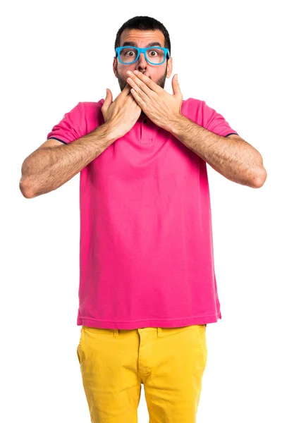 Homme avec des vêtements colorés faisant geste surprise — Photo