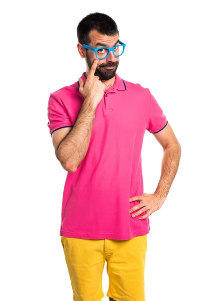 Mann mit bunten Klamotten zeigt etwas — Stockfoto