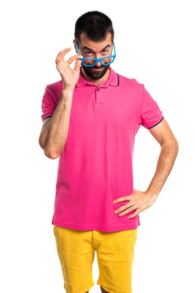 Hombre con ropa colorida mostrando algo —  Fotos de Stock