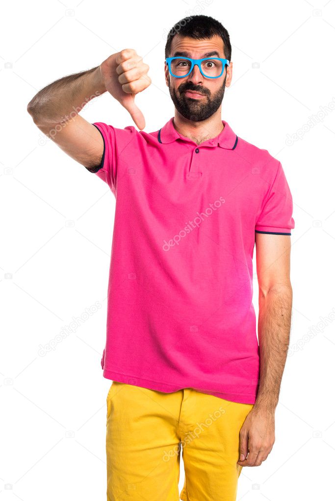 Hombre con ropa colorida haciendo mala senal Foto de stock luismolinero 126675282