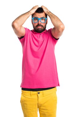 Renkli giysileri ile sinirli adam