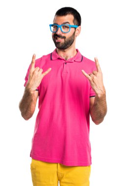 Adam renkli giysileri boynuz jest yapma ile