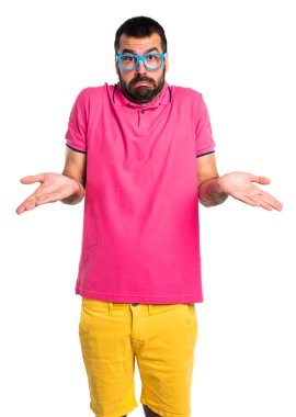 Adam renkli giysileri önemsiz jest yapma ile