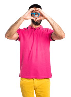 Adam ile renkli elbise elleri ile bir kalp yapma