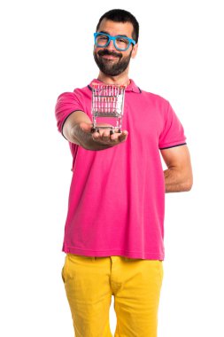 Adam tutmak bir süpermarket arabası oyuncak renkli giysileri ile