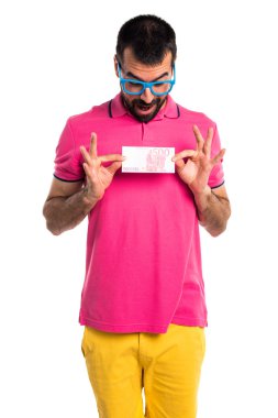 Adam bir sürü para alarak renkli giysileri ile