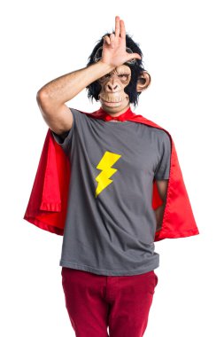 Süper kahraman maymun adam aptal jest yapıyor