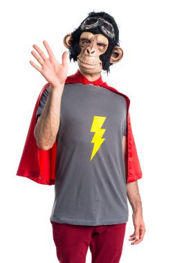 Süper kahraman maymun adam selamlayan