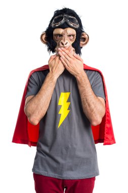 Süper kahraman maymun adam ağzını kapsayan