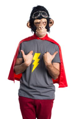 Süper kahraman maymun adam sürpriz jest yapıyor