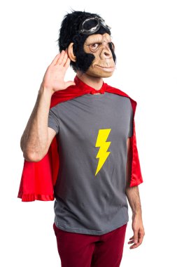 Süper kahraman maymun adam bir şey dinleme