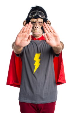 Süper kahraman maymun adam dur işareti yapmak