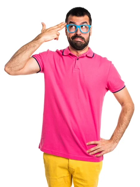 Homem com roupas coloridas fazendo gesto de suicídio — Fotografia de Stock