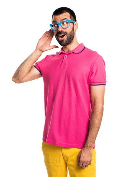 Uomo con vestiti colorati ascoltare qualcosa — Foto Stock