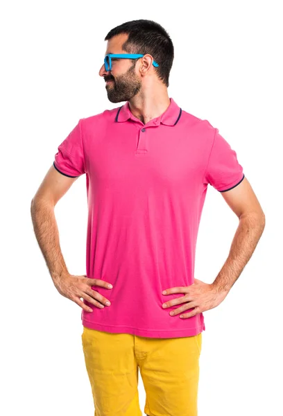 Homem com roupas coloridas olhando lateral — Fotografia de Stock