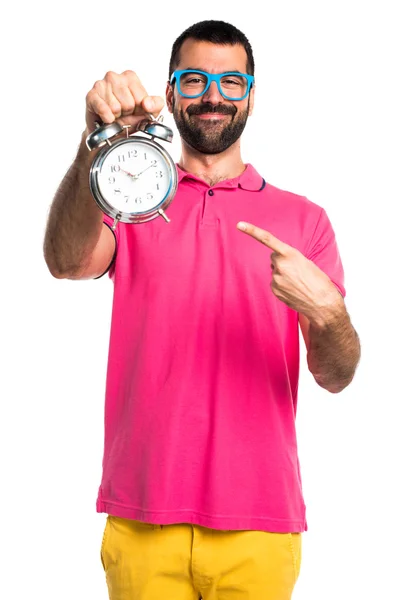 Mannen med färgglada kläder håller vintage klocka — Stockfoto
