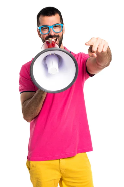 Hombre con ropa colorida gritando por megáfono — Foto de Stock