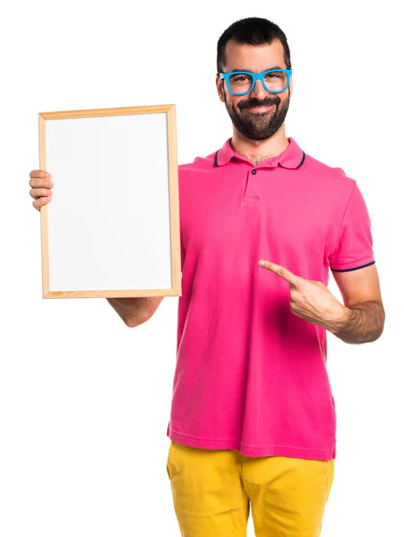 Człowiek z kolorowe ubrania przytrzymanie puste afisz — Zdjęcie stockowe