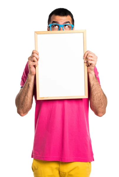 Muž s barevné oblečení drží prázdné cedulky — Stock fotografie