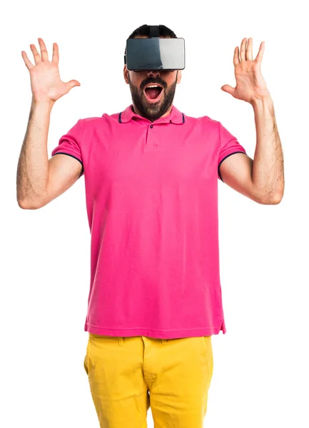 Hombre con ropa colorida usando gafas VR — Foto de Stock