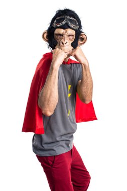 Süper kahraman maymun adam bir yumruk veren