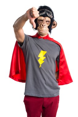 Süper kahraman maymun adam kötü sinyal yapıyor