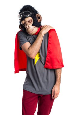 Süper kahraman maymun adam sırt ağrısı ile