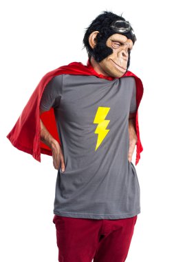 Süper kahraman maymun adam omuz ağrısı ile