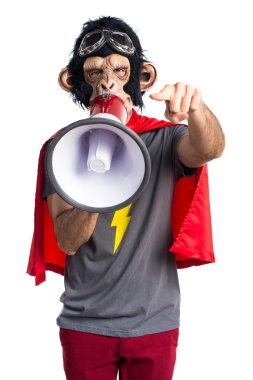 Süper kahraman maymun adam tarafından megafon bağırarak