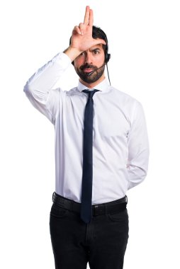 Bir kulaklık aptal tabelayı ile genç adam