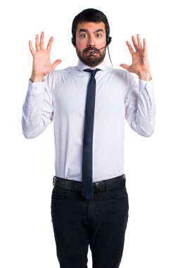 Bir kulaklık ile hayal kırıklığına uğramış genç adam 