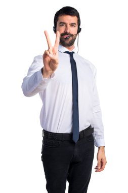 İki sayım bir kulaklık ile genç adam