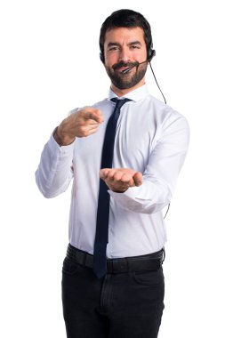 Bir şey tutan yakışıklı telemarketer adam